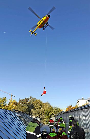 &bdquo;Windeneinsatz in der Innenstadt&ldquo;, 15. Oktober, Buttermelcherstraße: 
Ein Arbeiter einer Reinigungsfirma steigt auf das Dach eines Gewerbebetriebes. Der Fensterputzer besteigt eine Leiter. Aufgrund des vereisten Daches rutscht diese weg und der Mann stürzt aus ca. 2 Meter auf das Dach. Aufgrund der schwierigen örtlichen Gegebenheiten fordert der Einsatzleiter den Rettungshubschrauber Christoph 1 an. Die Feuerwehr bereitet die Rettung vor. Der Patient wird mit Hilfe der Winde des Hubschraubers in einer Spezialtrage an Bord gehoben.