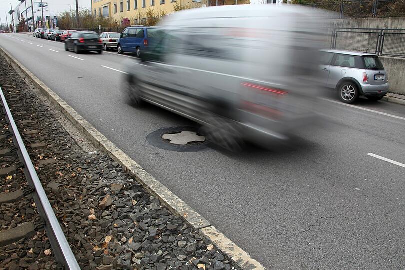 Inzwischen ist der Kanaldeckel in der Landsberger Straße wieder geschlossen.