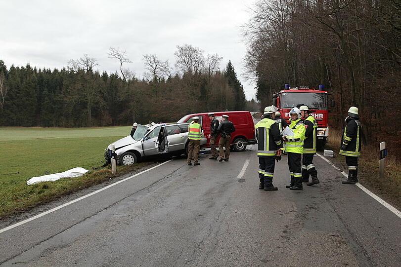 Auf der Staatsstraße 2359 krachten zwei Autos ineinander. Die Bilder vom Unfallort.