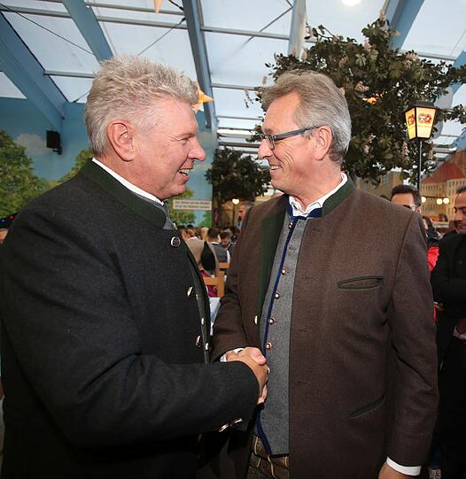 Abstecher vom frustrierenden Zweitliga-Alltag zur Wiesn: Die Löwen-Profis in bester Laune...