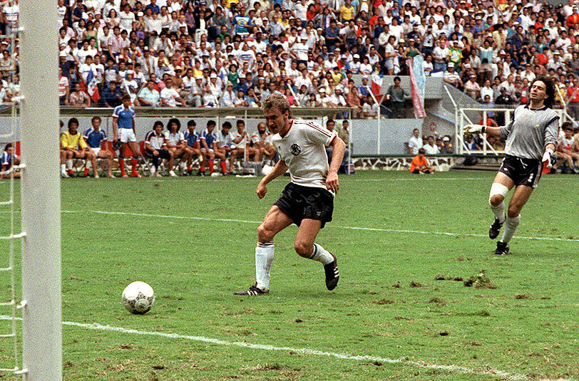 25. Juni 1986 in Guadalajara/Mexiko Frankreich - Deutschland 0:2 (WM-Halbfinale): Manchmal wiederholt sich Geschichte: Vier Jahre nach Sevilla erwiesen sich die Deutschen für Platini und Co. erneut in einem WM-Halbfinale als zu stark. In Guadalajara entzauberte die Mannschaft von Teamchef Franz Beckenbauer die hocheingeschätzten Franzosen, die sich zuvor in einem denkwürdigen Viertelfinale gegen Brasilien im Elfmeterschießen durchgesetzt hatten.