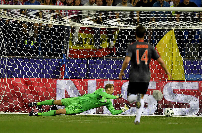 Arme angewinkelt: Manuel Neuer versuchte gar nicht erst, den Ball zu erreichen.