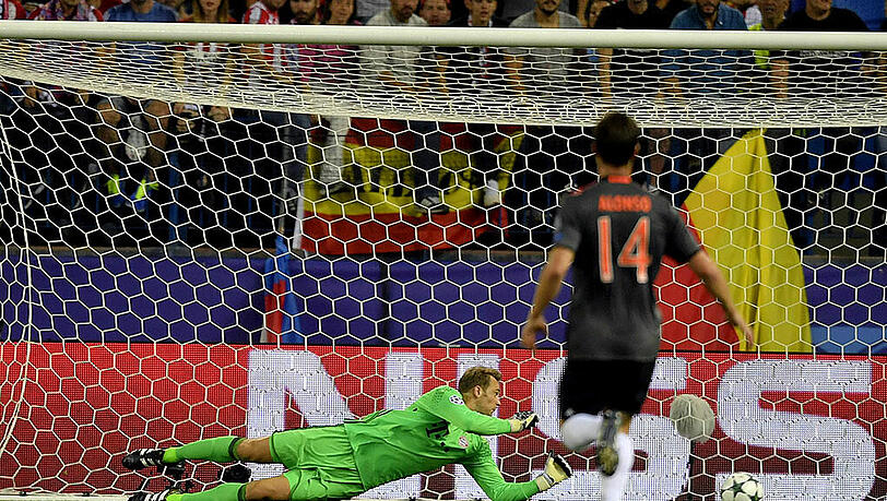 Arme angewinkelt: Manuel Neuer versuchte gar nicht erst, den Ball zu erreichen. Arme angewinkelt: Manuel Neuer versuchte gar nicht erst, den Ball zu erreichen.
