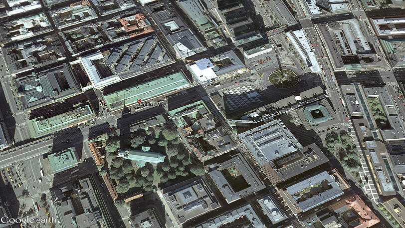 Der Screenshot von Google Earth zeigt die Innenstadt von Stockholm (Schweden) um das Kaufhaus Ahlens City.
