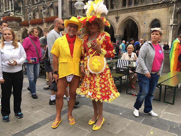 Teilnehmer der traditionellen Parade anlässlich des Christopher Street Day