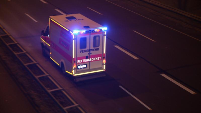 Ein Krankenwagen fährt nachts im Einsatz über eine Autobahn. Foto: picture alliance/dpa/Symbolbild Ein Krankenwagen fährt nachts im Einsatz über eine Autobahn. Foto: picture alliance/dpa/Symbolbild