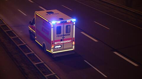 Ein Krankenwagen fährt nachts im Einsatz über eine Autobahn. Foto: picture alliance/dpa/Symbolbild