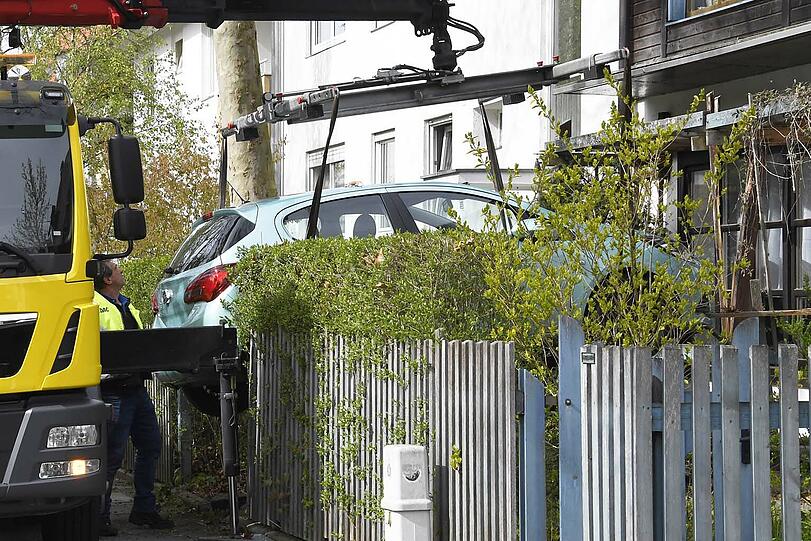 Bei einem Unfall in der Rushaimerstraße hat eine ältere Dame das Bremspedal mit dem Gaspedal verwechselt.