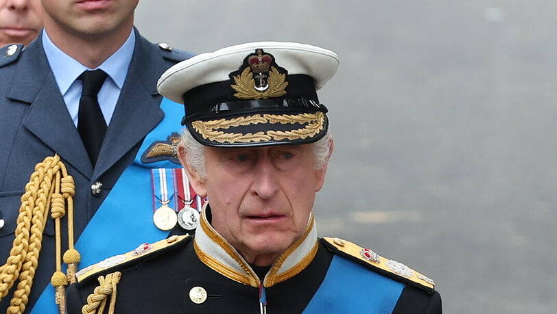 König Charles geleitet den Sarg der Queen in die Westminster Abbey König Charles geleitet den Sarg der Queen in die Westminster Abbey