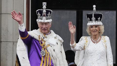 Weiter winken: König Charles und Königin Camilla bei der Krönung in London.