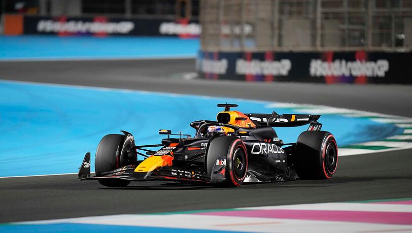 Max Verstappen startet in Saudi-Arabien von der Pole Position.