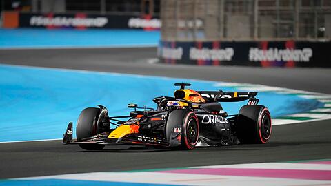 Max Verstappen startet in Saudi-Arabien von der Pole Position.