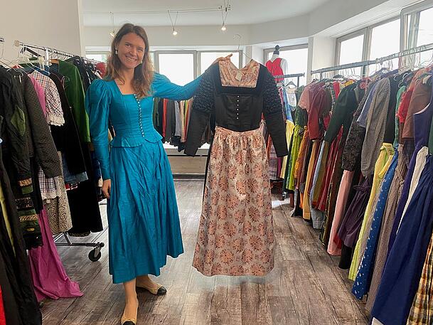 Verena Ortner zeigt ein Berchtesgadener Dirndl aus reiner Seide. Verena Ortner zeigt ein Berchtesgadener Dirndl aus reiner Seide.