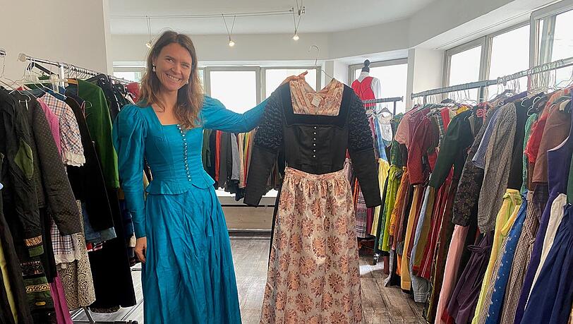 Verena Ortner zeigt ein Berchtesgadener Dirndl aus reiner Seide. Verena Ortner zeigt ein Berchtesgadener Dirndl aus reiner Seide.