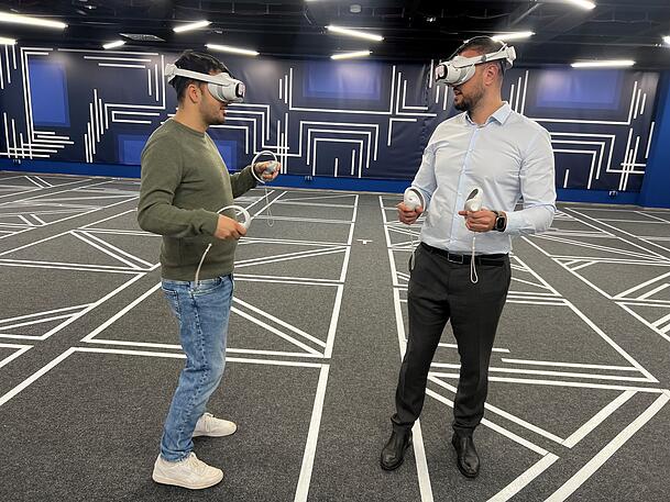 AZ-Reporter Niclas Vaccalluzzo (l.) probiert zusammen mit Centermanager Vladimir Tinchev das VR-Erlebnis "Another World" im Forum Schwanthalerhöhe aus.