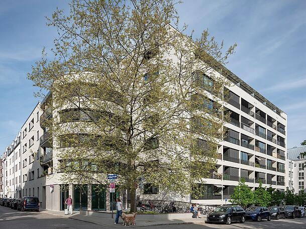 225 Staatsbedienstetenwohnungen sind durch Kiessler Architekten in der Erzgießereistraße 14 in der Maxvorstadt entstanden. 225 Staatsbedienstetenwohnungen sind durch Kiessler Architekten in der Erzgießereistraße 14 in der Maxvorstadt entstanden.
