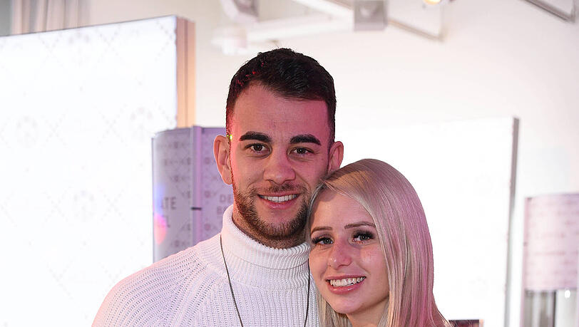 Serkan Yavuz und Carina Spack waren von 2019 bis 2020 ein Paar, nachdem sie sich bei "Bachelor in Paradise" kennengelernt hatten. Serkan Yavuz und Carina Spack waren von 2019 bis 2020 ein Paar, nachdem sie sich bei "Bachelor in Paradise" kennengelernt hatten.