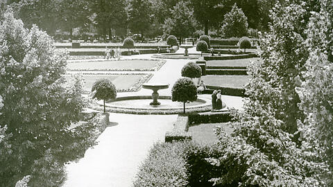 Der n&ouml;rdliche Hofgarten vor dem Festsaalbau der Residenz. In der Mitte sind zwei der vier Schalenbrunnen zu sehen.