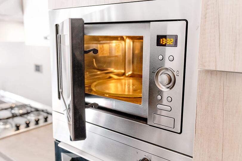 Aber zunächst: Wie funktioniert die Mikrowelle eigentlich? Es werden elektromagnetische Wellen mit einer hohen Frequenz erzeugt. Dadurch werden Wassermoleküle, die sich im Essen befinden, bewegt und so erhitzt. Aber nicht jedes Lebensmittel oder jedes Material verträgt diese Wellen gleich gut ... Aber zunächst: Wie funktioniert die Mikrowelle eigentlich? Es werden elektromagnetische Wellen mit einer hohen Frequenz erzeugt. Dadurch werden Wassermoleküle, die sich im Essen befinden, bewegt und so erhitzt. Aber nicht jedes Lebensmittel oder jedes Material verträgt diese Wellen gleich gut ...