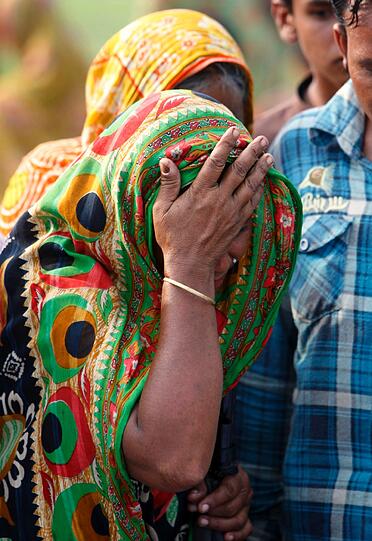 Mindestens 24 Tote bei Fährunglück in Bangladesch &ndash; Fähre mit 100 Menschen an Bord gekentert: Angehörige trauern um die Opfer.