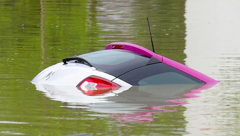 Wenn das Wasser bis zur Scheibenunterkante reicht besteht meist Totalschaden.