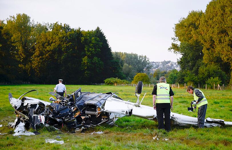 Bei einem Flugzeugunglück in Nordrhein-Westfalen sind fünf Menschen, darunter zwei Kinder ums Leben gekommen. Bilder vom Absturzort.
