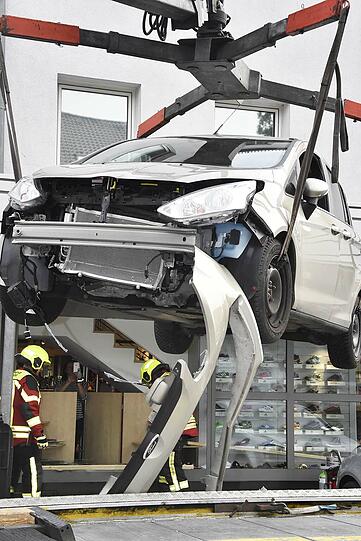 Der Ford landete in der Schaufensterauslage des Schuhgeschäftes.