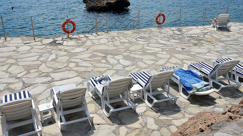 Leere Liegestühle in Antalya: Was bedeutet der Reisehinweis für die Türkei?
