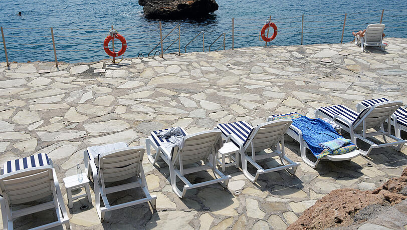 Leere Liegestühle in Antalya: Was bedeutet der Reisehinweis für die Türkei? Leere Liegestühle in Antalya: Was bedeutet der Reisehinweis für die Türkei?