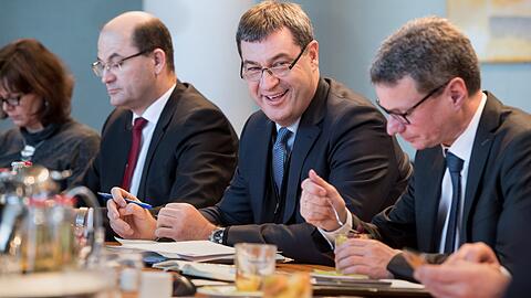 Ministerpräsident Söder und Albert Füracker (l.). Der 50-Jährige gilt als Ilse Aigners schärfster Konkurrent im Kampf um das Finanzministerium. Rechts: Bernd Sibler, der für den Wissenschafts-Posten gehandelt wird.
