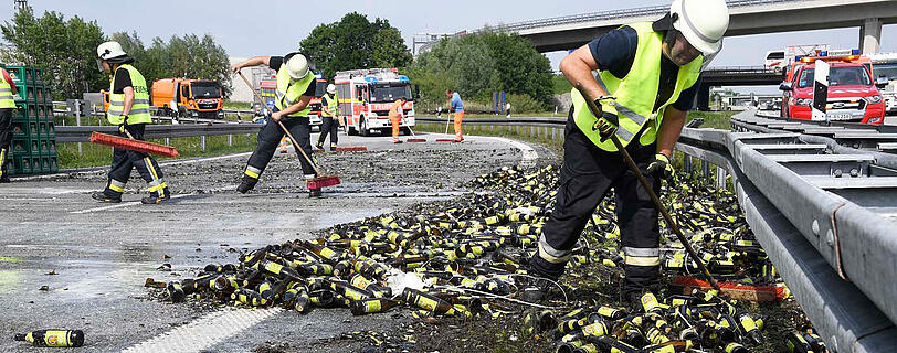 Hunderte Flaschen alkoholfreies Weißbier gingen bei dem Unfall zu Bruch. Die Bilder.