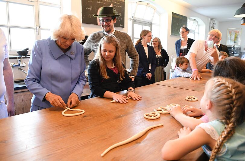 Herzogin Camilla formt eine Breze zusammen mit Kindern.