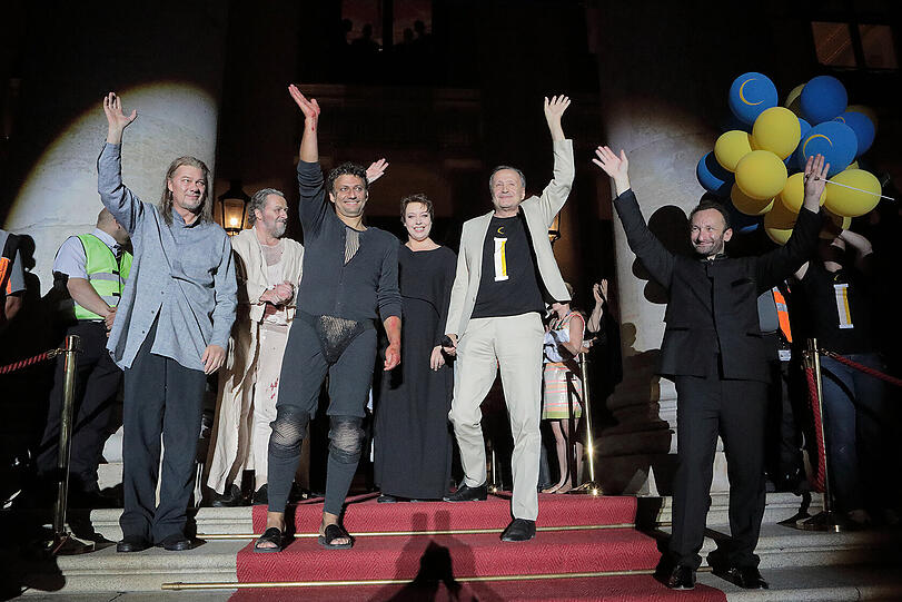 Nikolaus Bachler mit Kirill Petrenko (re.), hier 2018 mit Jonas Kaufmann nach &bdquo;Parsifal&ldquo; bei &bdquo;Oper für alle&ldquo; 2018 auf den Stufen des Nationaltheaters. Christian Gerhaher (links hinter Kaufmann) singt in der neuen Spielzeit die Titelpartie in Aribert Reimanns &bdquo;Lear&ldquo;. Außerdem auf dem Foto: René Pape (li.) und Nina Stemme.