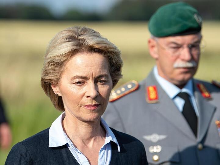 Die Attacke der SPD gilt unter anderem von der Leyens Leistungen als Verteidigungsministerin.