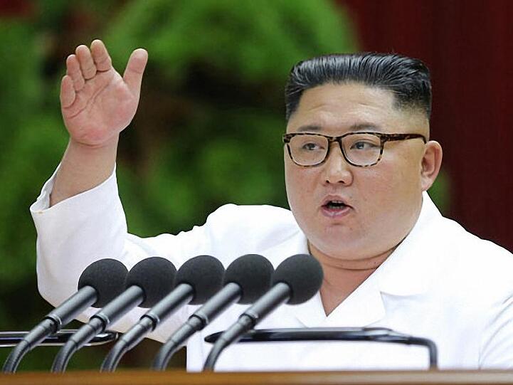 Nordkoreas Machthaber Kim Jong Un gestikuliert bei einem Treffen führender Funktionäre der regierenden Arbeiterpartei.