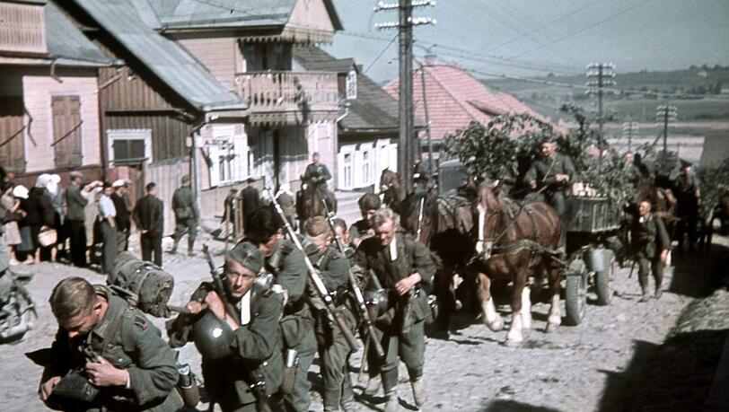 24. Juni 1941: die Deutschen während des Ostfeldzugs mit schweren Gefechtsfahrzeugen in der litauischen Ortschaft Vilkija. 24. Juni 1941: die Deutschen während des Ostfeldzugs mit schweren Gefechtsfahrzeugen in der litauischen Ortschaft Vilkija.