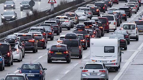 Auf der Autobahn 8 haben sich am Wochenende häufiger lange Staus gebildet.