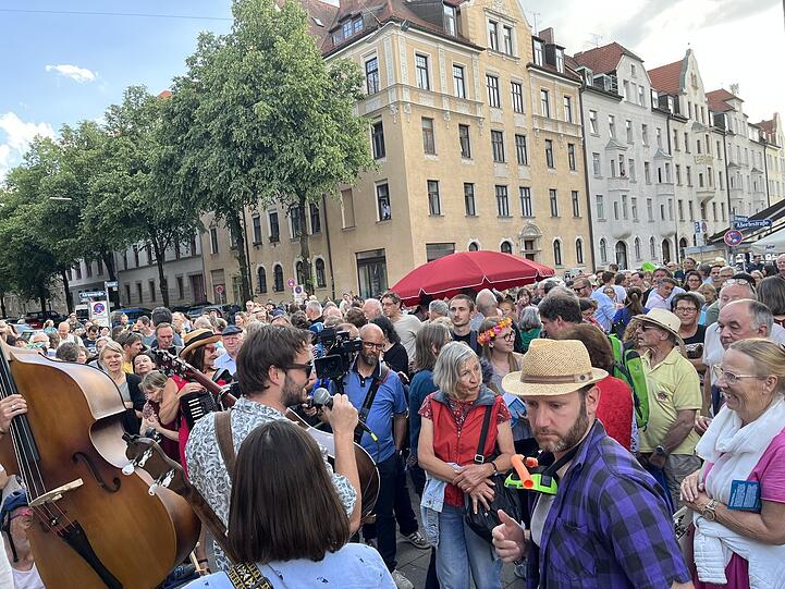 Die Veranstaltung wird zum Nachbarschafts-Happening.