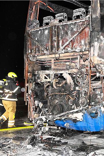 Auf der A99 bei München fängt ein niederländischer Bus auf der Fahrt nach Österreich zu brennen an. Die schnelle Reaktion des Busfahrers verhindert möglicherweise Schlimmeres.