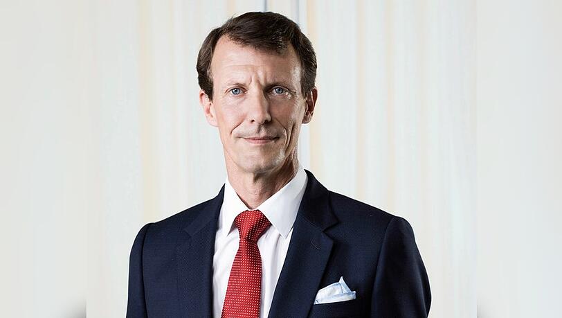 Mit Anzug, roter Krawatte und Einstecktuch präsentiert sich Prinz Joachim auf dem Foto, welches das dänische Königshaus anlässlich seines 56. Geburtstag veröffentlicht hat.