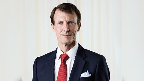 Mit Anzug, roter Krawatte und Einstecktuch präsentiert sich Prinz Joachim auf dem Foto, welches das dänische Königshaus anlässlich seines 56. Geburtstag veröffentlicht hat.