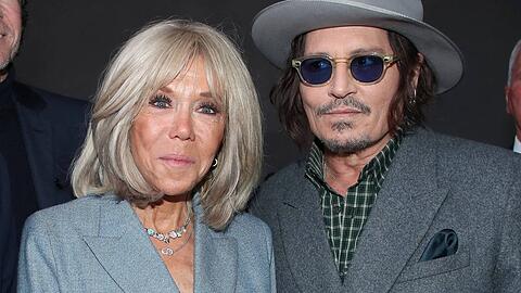 Frankreichs First Lady Brigitte Macron mit Hollywoodstar Johnny Depp bei der Paris Fashion Week.