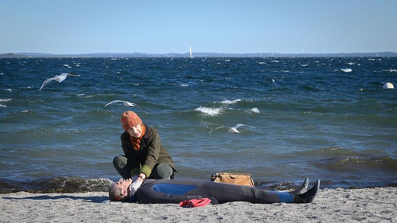 Apnoetaucher Sören Hunke (Sönke Schnitzer) wird leblos am Strand in Wismar gefunden. Rechtsmedizinerin Dr. Helene Sturbeck (Katharina Blaschke) stellt schnell fest, dass sein Tod kein Unfall war. Apnoetaucher Sören Hunke (Sönke Schnitzer) wird leblos am Strand in Wismar gefunden. Rechtsmedizinerin Dr. Helene Sturbeck (Katharina Blaschke) stellt schnell fest, dass sein Tod kein Unfall war.