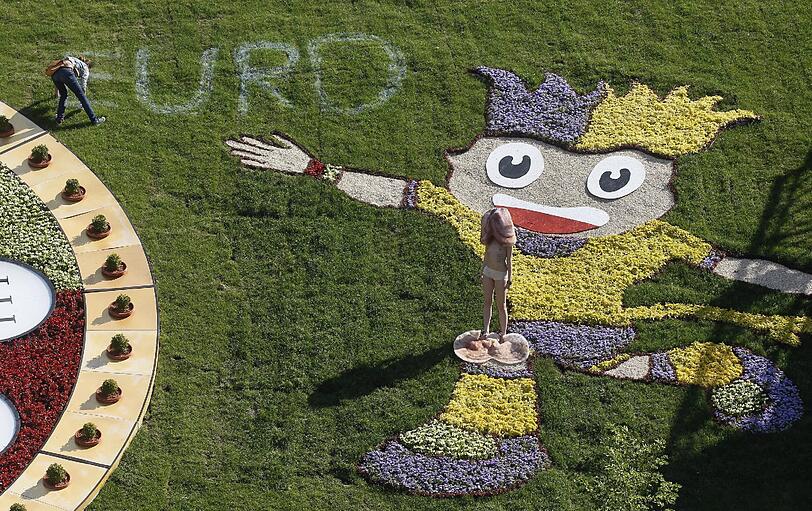 Auch das zweite Maskottchen Slavko wird Opfer des Protests.