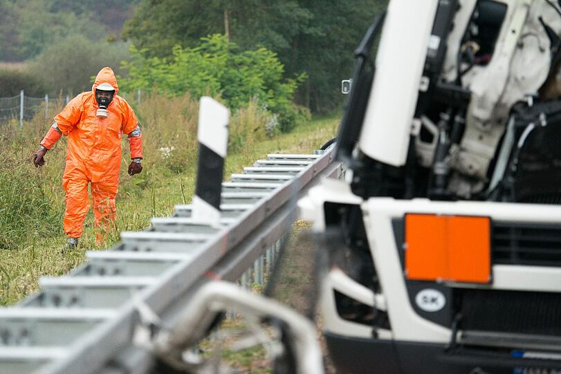 Der Gefahrgut-Transport hatte nach ersten Erkenntnissen Essigsäure und Wasserstoffperoxid an Bord.