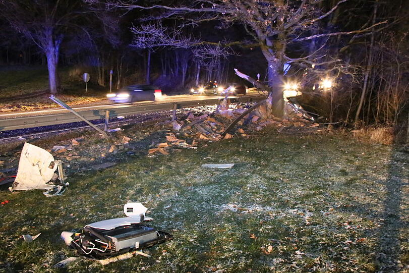 Auf der B12 im Landkreis Mühldrof hat sich am Montagmorgen ein schwerer Lkw-Unfall ereignet.