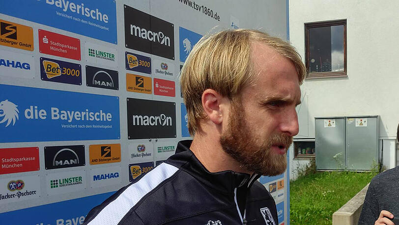Löwen-Trainer Daniel Bierofka am Mittwoch auf dem Trainingsgelände des TSV 1860. Löwen-Trainer Daniel Bierofka am Mittwoch auf dem Trainingsgelände des TSV 1860.