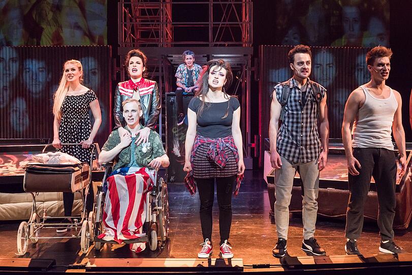Die Studierenden des Studiengangs Musical mit &bdquo;Green Day&rsquo;s American Idiot&ldquo; im Prinzregententheater.