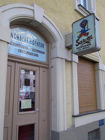 So ein Geschäft braucht jedes Viertel! Eine Grosshandlung für Schokolade und Süsswaren gibt's in der Steinstraße.