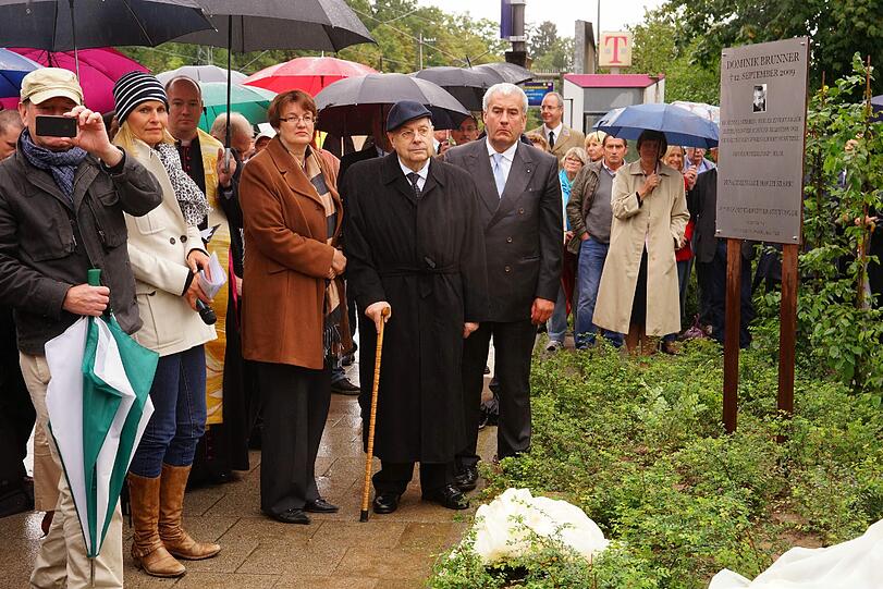 Christine Strobl, Vater Brunner und Kultusminister Ludwig Spaenle (CSU) bei der Einweihung des Denkmals.